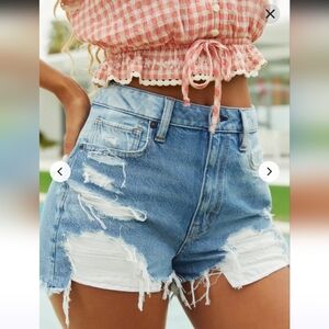 NWT. American Eagle High-rise Distressed Mom Jean Shorts Sz.4 Light Wash